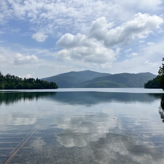 神秘魅力！北海道鹿追町然別湖中的「湖中鐵軌」夏日探秘 