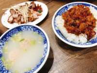 台北｜💯😋祖傳三代的美味🥢🍜 胡饕米粉湯（台北興安店）台北小吃 台北美食 台北米粉湯 中山區美食 中山區小吃 南京復興美食
