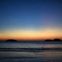 รีสอร์ทสไตล์ทรอปิคอลสุดชิลล์ริมหาดเกาะช้าง