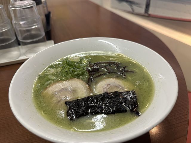 福岡・博多区。とんこつベースの緑色ダーメン『博多ダーメン屋八千代支店』