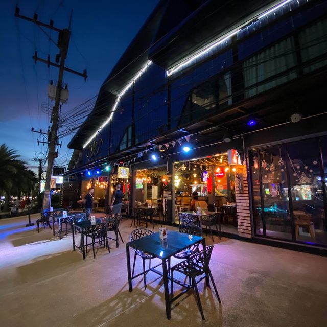 จะนั่งชิวดูบอลก็แวะมาได้ @Little Monkeys Club 