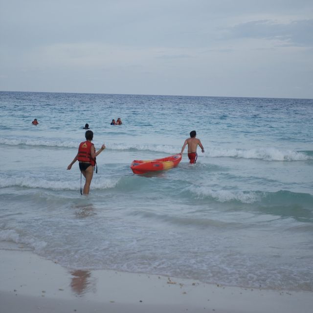 浪花朶朶的海灘渡假天堂 - 熱浪島🏖️