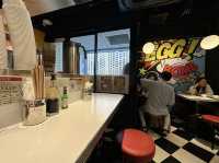 東京・新橋。ランチ限定。ライスの量200g〜500gまで同一料金『男のオムライス EGG BOMB 新橋店』