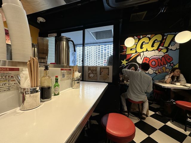 東京・新橋。ランチ限定。ライスの量200g〜500gまで同一料金『男のオムライス EGG BOMB 新橋店』