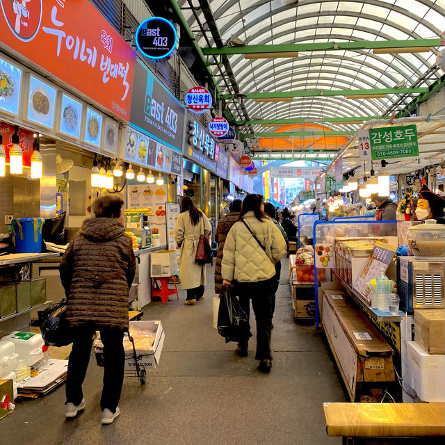 Trying some food at Gwangjang Market 🇰🇷