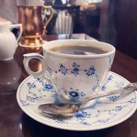 「懷舊洋日式風格☕️女僕裝店員親自倒咖啡」
