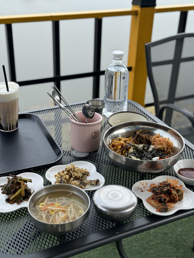 음료와 식사를 한곳에서 해결가능한 물멍하기 좋은카페 아델라인