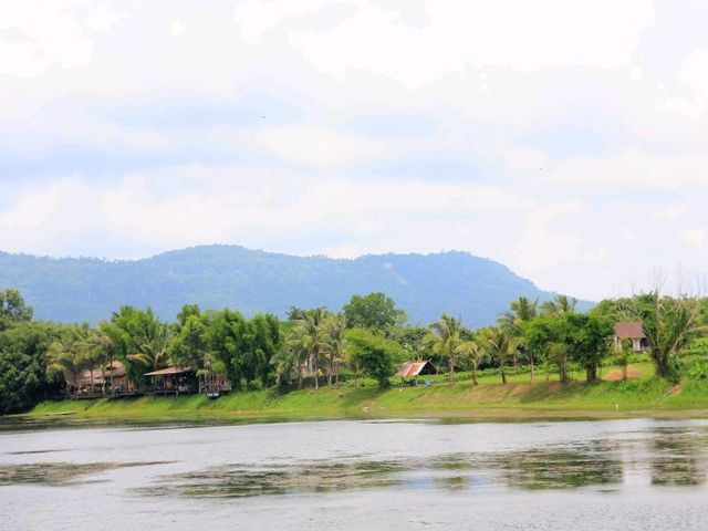จิบกาแฟริมทะเลสาบที่ Sunset Lagoon 
