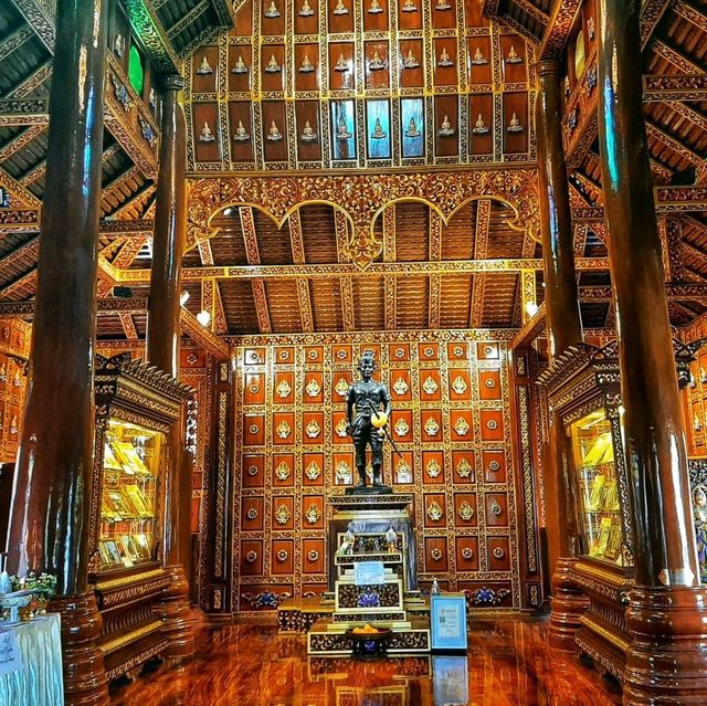วัดพระธาตุผาเงา กราบสักการะหลวงพ่อผาเงา