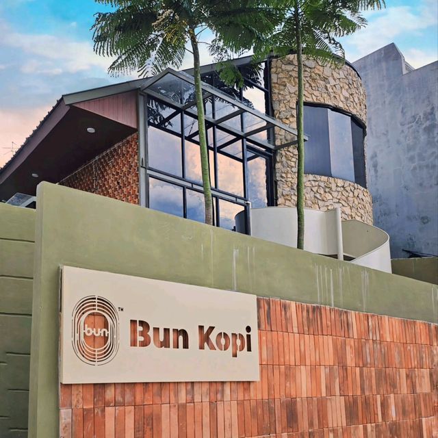 BUN KOPI | IT HAS A SPACIOUS AREA WITH BOTH INDOOR & OUTDOOR SEATING