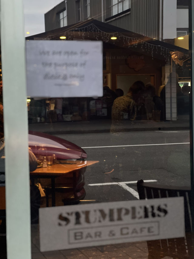 紐西蘭南島 Hokitika當地晚餐的好選擇Stumpers Bar & Cafe