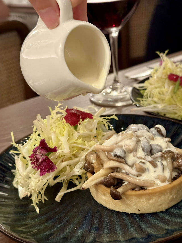 《差館上街的法式小酒館》