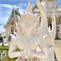 วัดแม่ตาว อุโบสถสีขาวพุทธศิลป์แห่งความงดงาม