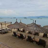 คาเฟ่บีชบาร์ที่สวยตรงปกของสมุย