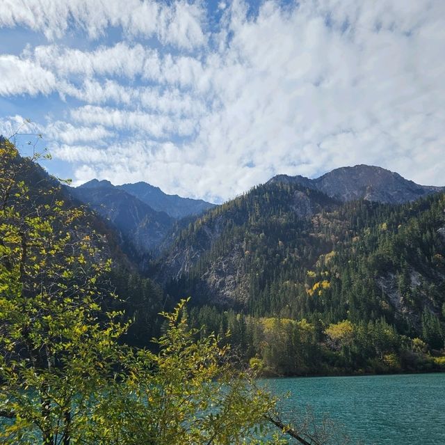 จิ่วจ้ายโกว (Jiuzhai Valley National Park)