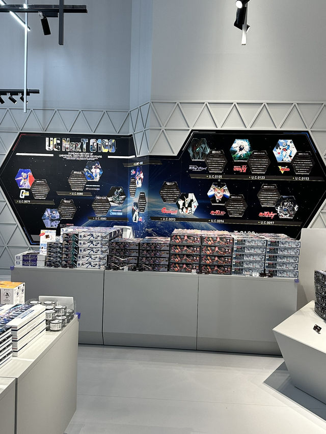 実物大のガンダム！毎時間動く演出！	ショップではここだけ限定商品も・・