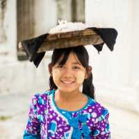 緬甸🇲🇲走進曼德勒的固都陶佛塔：遇見純真的小女孩