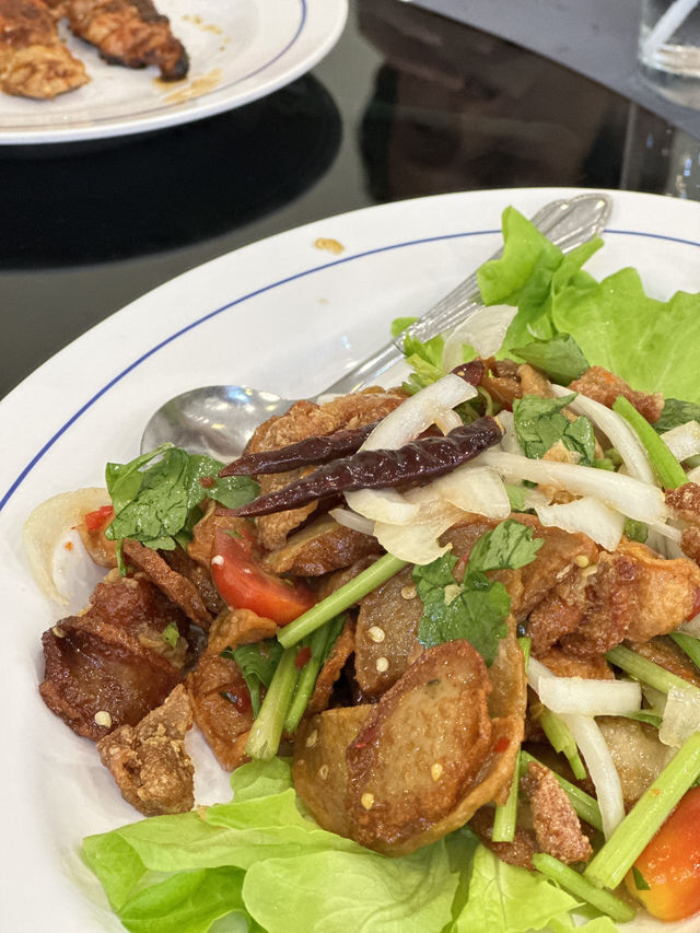 มื้อเย็นที่ นิว แทรเวิลลอด์จ