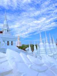 ชมความงดงามของเจดีย์ 100 ยอด วัดไผ่โรงวัว