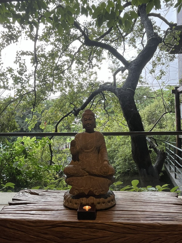 喧囂中的寧靜-菩薩寺