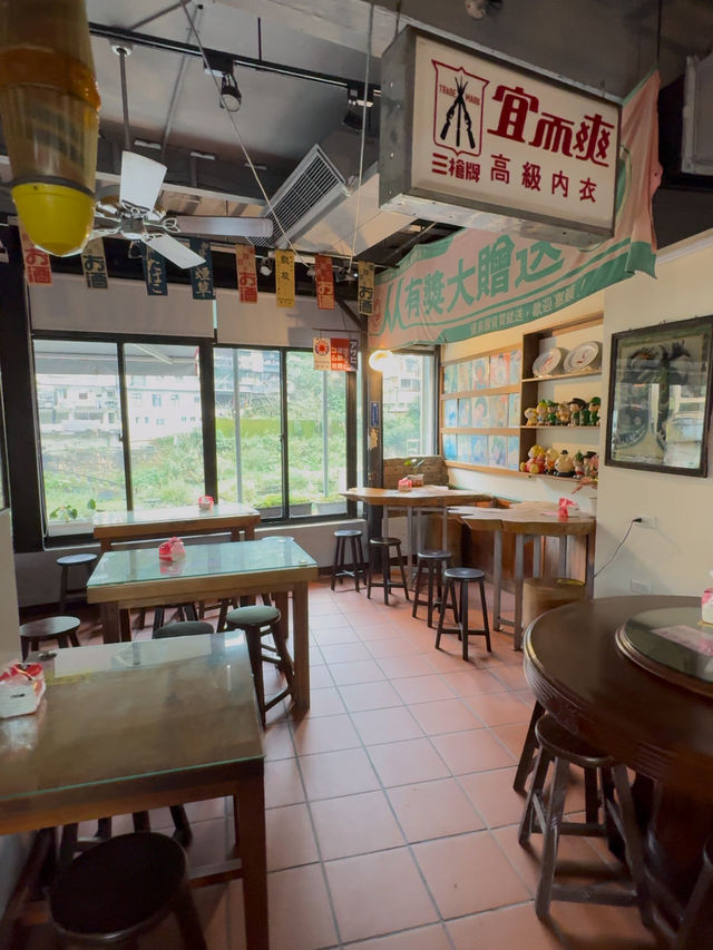 Retro Meal by the River in Wulai Old Street