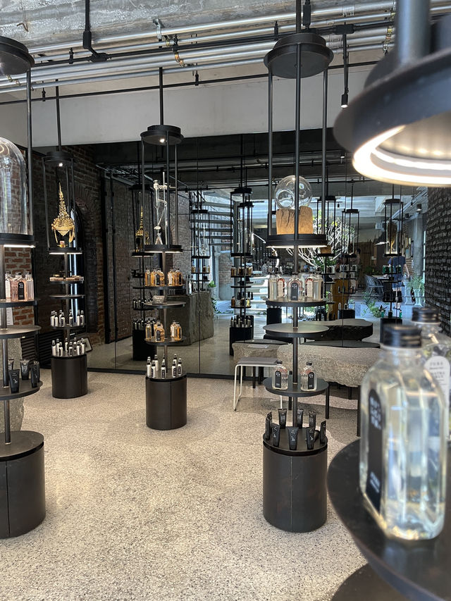 曼谷近郊新開三層的巨美的歐式古堡咖啡店