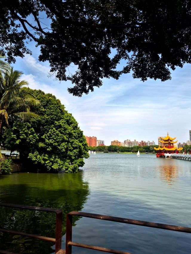 가오슝의 도심 속 호수 : Zuoying Lotus Pond🏝