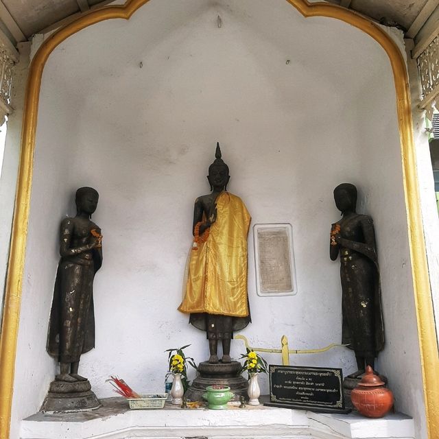 สักการะขอพรพระพุทธฉาย ณ วัดขี้เหล็ก