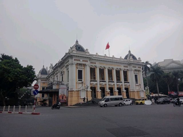  Meeting Point ที่Grand Opera House ในฮานอย✨️