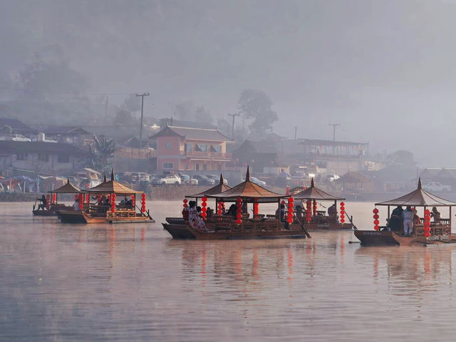 “บ้านรักไทย” ล่องเรือจิบชาเคล้าหมอกยามเช้า