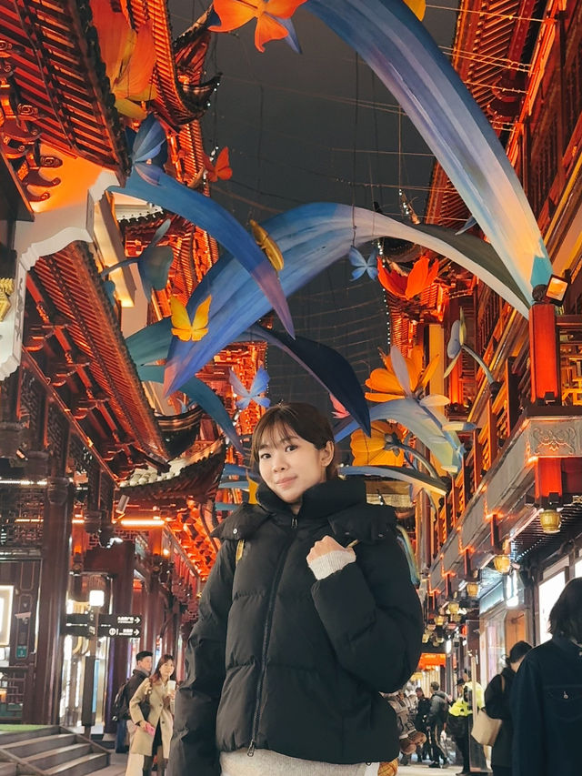 Golden lights, ancient sights—Yu Garden at its most enchanting! ✨ 🏮