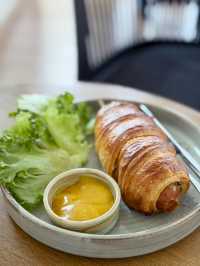 คาเฟ่บรรยากาศดีริมทุ่งนา ครัวซองส์ไส้อั่วอร่อย
