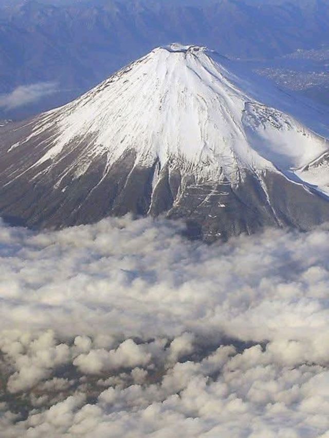 "Mount Fuji: Japan’s Eternal Symbol of Beauty and Strength"