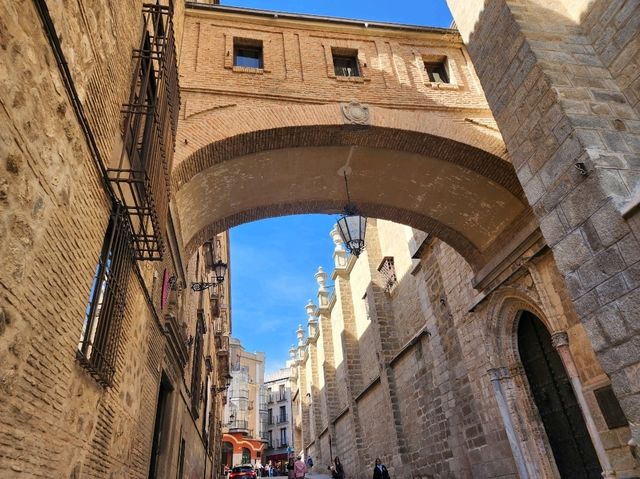 [🇪🇸トレド] 中世の風景と歴史が息づく街並み、名産コルクとともに