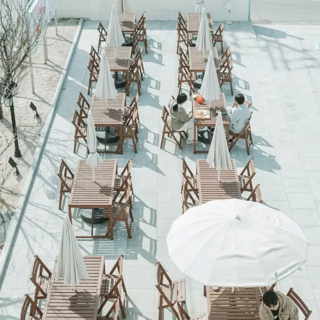 The Charm of a Mint-Colored Building and a Vintage Garden