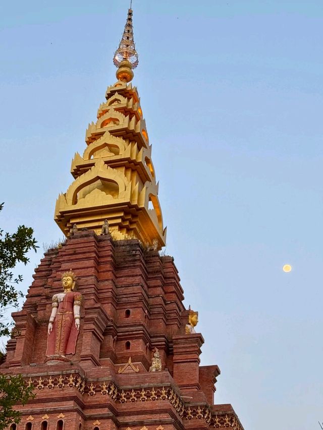 Jinghong Golden Pagoda: Spring’s Shimmer by Day and Night