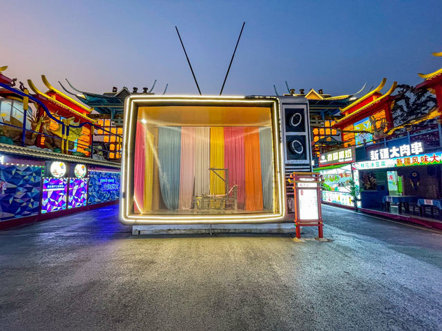 화려한 테마의 야시장 거리..