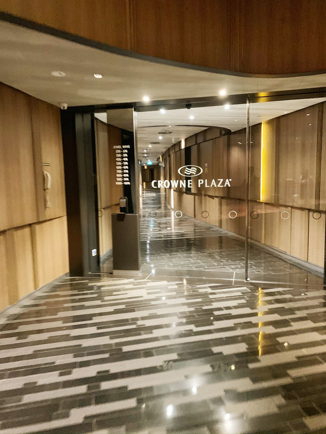 轉機也能是享受：Crowne Plaza Changi Airport 的靜謐奢華體驗
