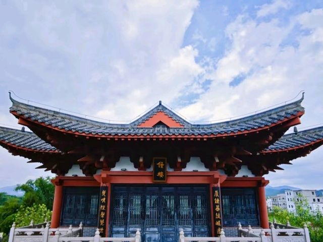 Hemei Tantang: A Dreamy Ride Through Lotus Fields