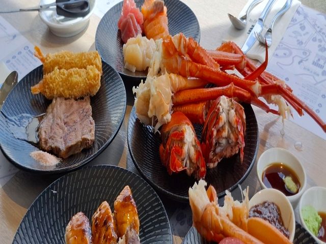 ✨ 將捷金鬱金香酒店 河畔餐廳，結合 松葉蟹🦀、干貝🪸、現煎牛排🥩 與壯麗的山河海景，給你一場超值美味的無限饗宴！