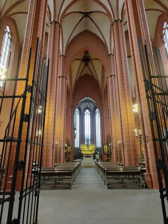 ⛪ The Cathedral of St. Bartholomew, 프랑크푸르트의 고딕 유산! 