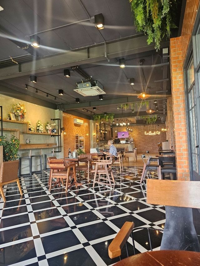 La Canal Cafe Bar & Restaurant
