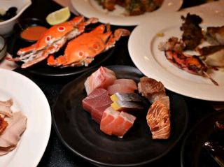 雲品溫泉酒店日月潭二樓的餐廳，以其五大開放式廚房和各式豐盛的美食佳餚聞名