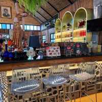 ร้านโอยั๊วะ ด้านหน้าเมืองโบราณ