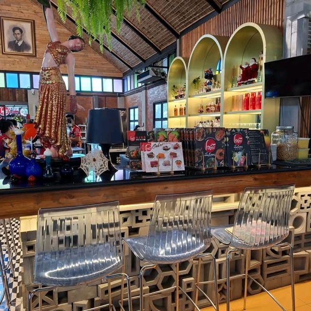 ร้านโอยั๊วะ ด้านหน้าเมืองโบราณ