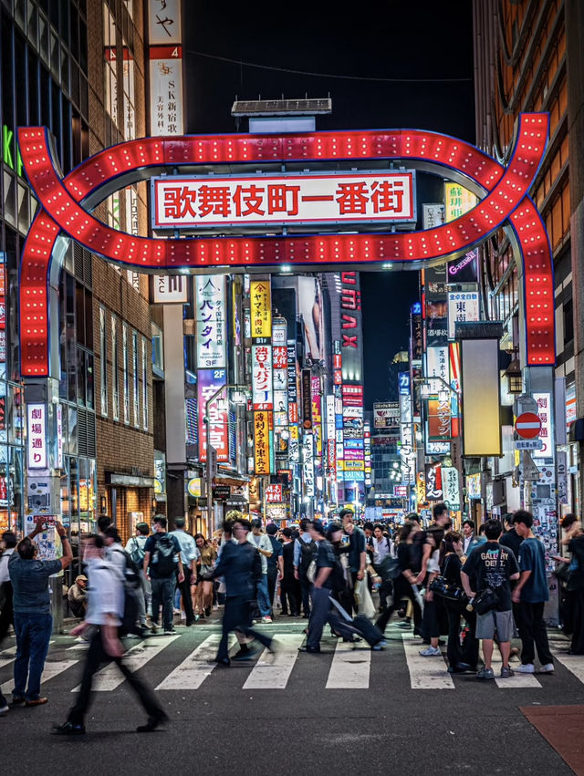各種絢爛的霓虹燈招牌鋪天蓋地💕新宿歌舞伎町