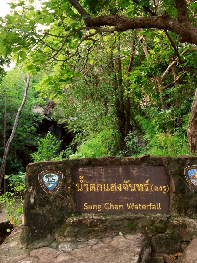 น้ำตกแสงจันทร์ อุทยานแห่งชาติผาแต้ม ทีเที่ยวอุบล