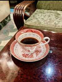☕【上野】地下に広がる豪華絢爛な空間。時を忘れる純喫茶「古城」✨