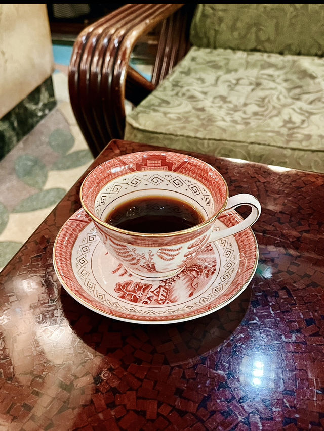 ☕【上野】地下に広がる豪華絢爛な空間。時を忘れる純喫茶「古城」✨