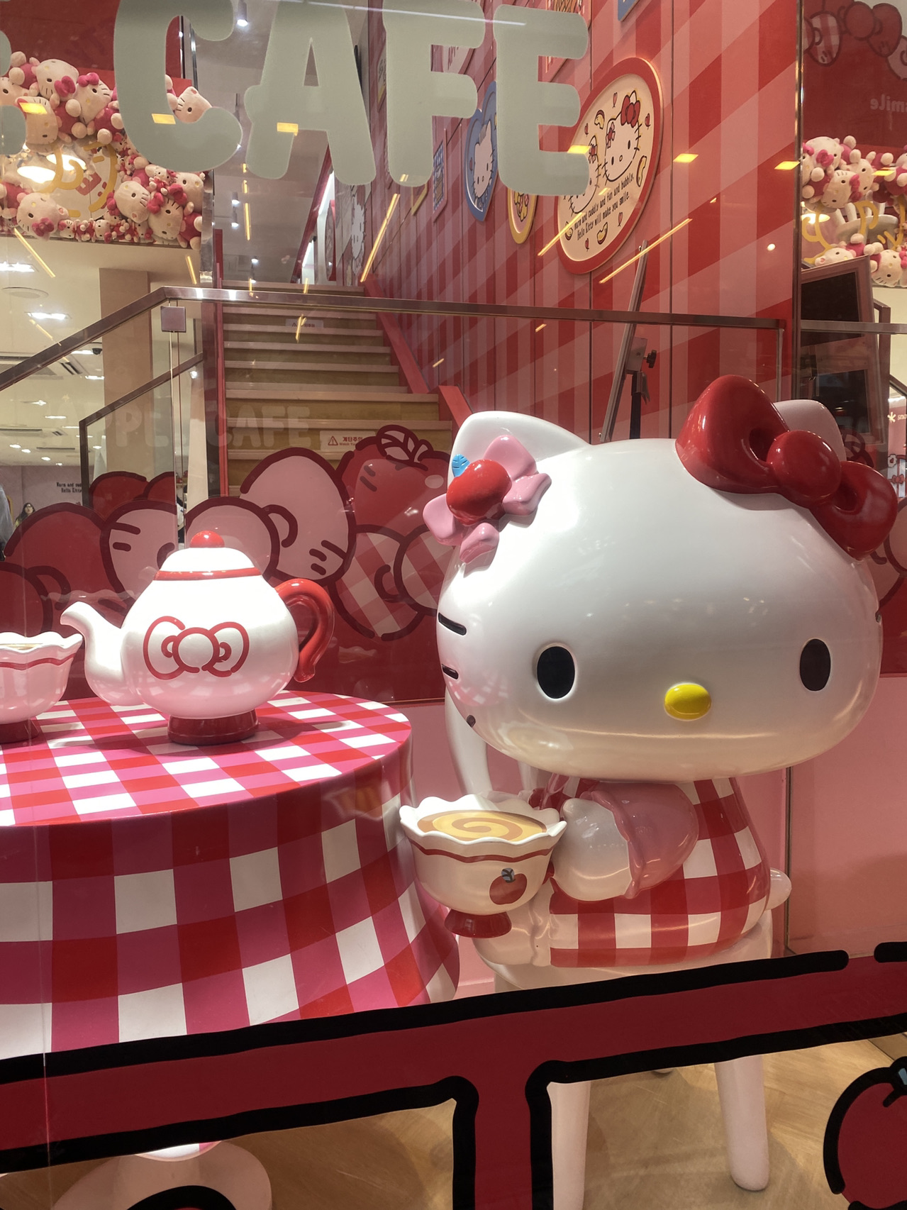 キティの世界に迷い込む🍎Hello Kitty Apple Café体験記 | Trip.com ソウル